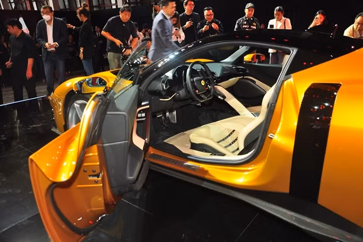 Hành khách bên phụ có riêng một màn hình phụ để xem tốc độ và chế độ lái. Thiết kế cụm điều khiển số mô phỏng phong cách cần số cơ học cổ điển - một trong những chi tiết được giới chơi xe đánh giá cao. Ferrari mang đến ba kiểu ghế, trong đó hai loại sử dụng khung carbon để giảm trọng lượng.