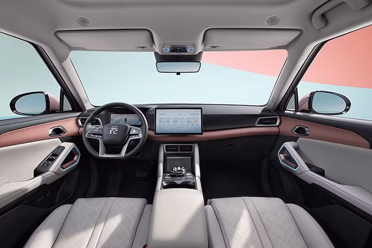 Nội thất của mẫu ô tô điện Trung Quốc này cũng được nâng cấp với mặt táp-lô và tapi cửa có thiết kế mềm mại hơn, loại bỏ phần lớn các chi tiết mang cảm hứng cơ bắp trước đó. Bảng đồng hồ kỹ thuật số 8,8 inch lớn hơn cũng được giữ lại trên xe.