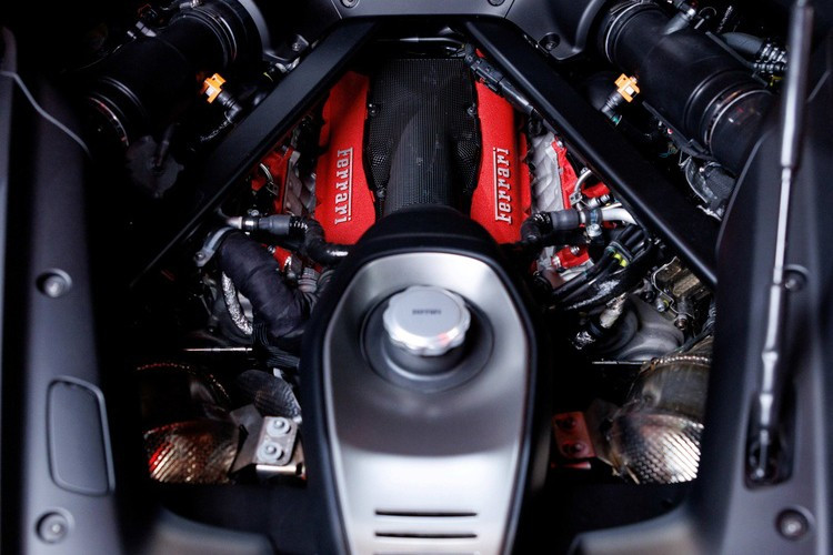 Nằm dưới nắp capo là động cơ V8 tăng áp kép 4.0L tạo ra 819 mã lực. Ba mô-tơ điện bổ sung thêm 217 mã lực, nâng tổng công suất lên hơn 1.035 mã lực. Nhờ cấu hình hybrid hiệu năng cao này, 849 Testarossa có khả năng tăng tốc 0–100 km/h chỉ trong 2,2 giây, đạt 200 km/h sau 6,3 giây và có thể vượt ngưỡng 330 km/h.