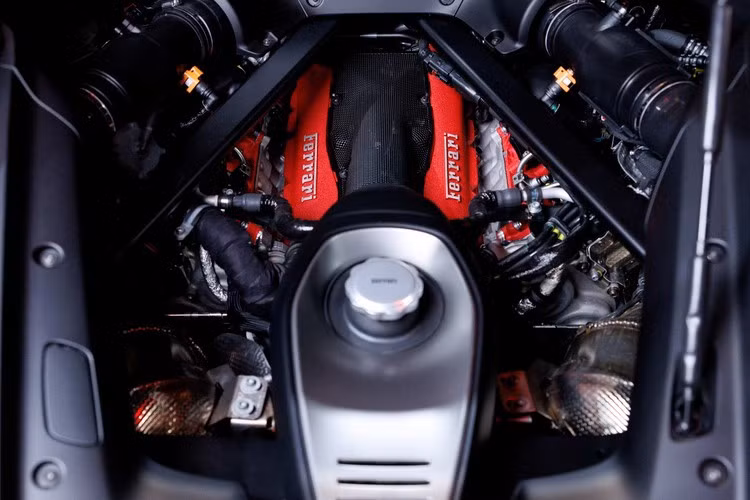 Nằm dưới nắp capo là động cơ V8 tăng áp kép 4.0L tạo ra 819 mã lực. Ba mô-tơ điện bổ sung thêm 217 mã lực, nâng tổng công suất lên hơn 1.035 mã lực. Nhờ cấu hình hybrid hiệu năng cao này, 849 Testarossa có khả năng tăng tốc 0–100 km/h chỉ trong 2,2 giây, đạt 200 km/h sau 6,3 giây và có thể vượt ngưỡng 330 km/h.