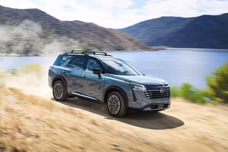 Pathfinder 2026 tiếp tục sử dụng động cơ V6 3.5L cho công suất 284 mã lực và mô-men xoắn cực đại 351 Nm, kết hợp hộp số tự động 9 cấp. Hệ dẫn động bốn bánh thông minh với 7 chế độ vận hành và sức kéo tối đa 2.720 kg vẫn được duy trì.