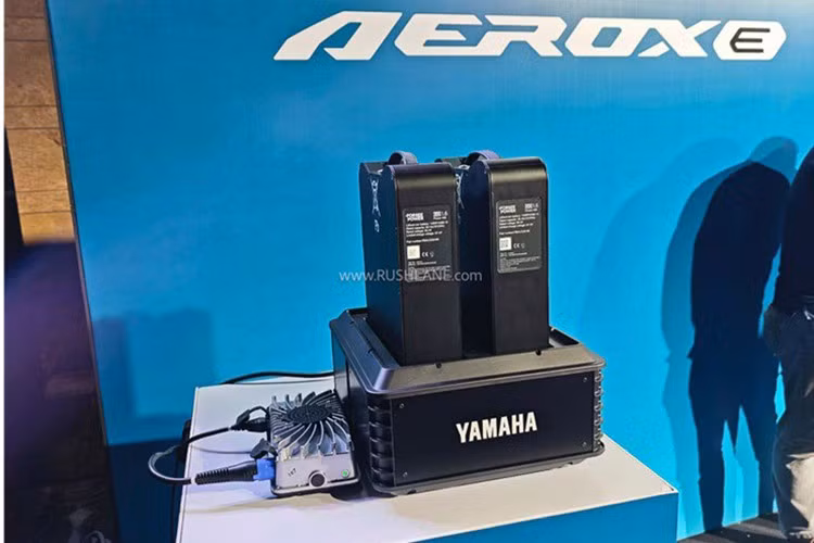 Xe được tích hợp cụm đồng hồ TFT 5 inch có tích hợp chức năng Y-Connect và có hỗ trợ điều hướng trực tiếp từ màn hình, kết nối smartphone để kiểm soát xe toàn diện từ vị trí cuối cùng, bãi gửi xe gần nhất, thời điểm cần bảo dưỡng. Ngoài ra, xe cũng sử dụng chìa khóa thông minh smartkey đem tới các trải nghiệm sử dụng ấn tượng cho người dùng.