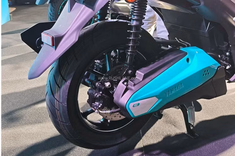 Xe cũng được tích hợp những trang bị ấn tượng với hệ thống đèn pha LED kép cho cường độ sáng tốt và bền bỉ hơn, toàn bộ hệ thống chiếu sáng trên xe cũng sử dụng công nghệ LED hiện đại.