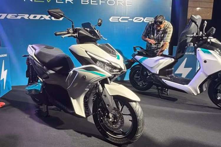 Yamaha Aerox E 2026 mới là dòng xe máy điện hoàn toàn mới được giới thiệu lần đầu tại thị trường Ấn Độ và hướng tới phân khúc xe điện có thiết kế maxi-scooter đặc trưng. Với thiết kế này, xe vừa linh hoạt cho nhu cầu di chuyển hàng ngày trên đường phố, lại rất thoải mái cho các chuyến đi ra ngoại ô.