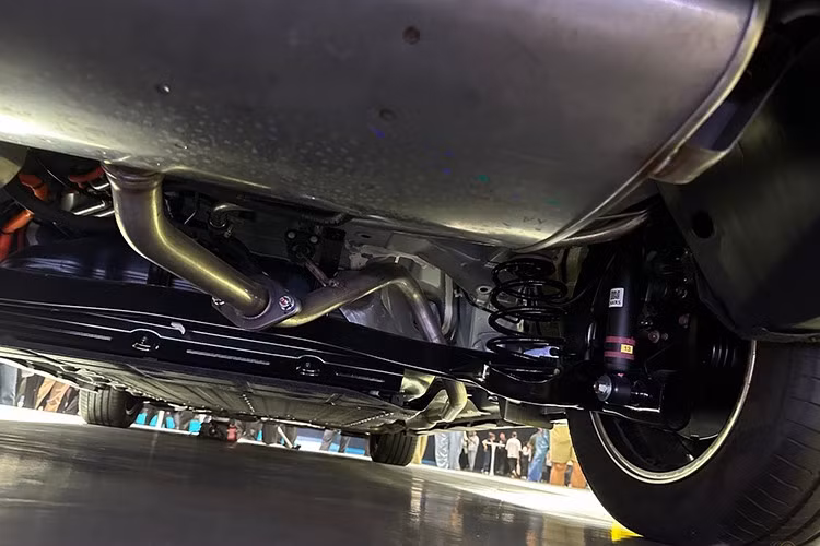 Hệ truyền động PHEV của xe cho công suất kết hợp 208 mã lực và mô-men xoắn cực đại 320 Nm, mang đến khả năng tăng tốc từ 0-100 km/h trong 6,8 giây. Pin LFP 21,1 kWh cho phạm vi chạy thuần điện 180 km theo chu trình CLTC của Trung Quốc.