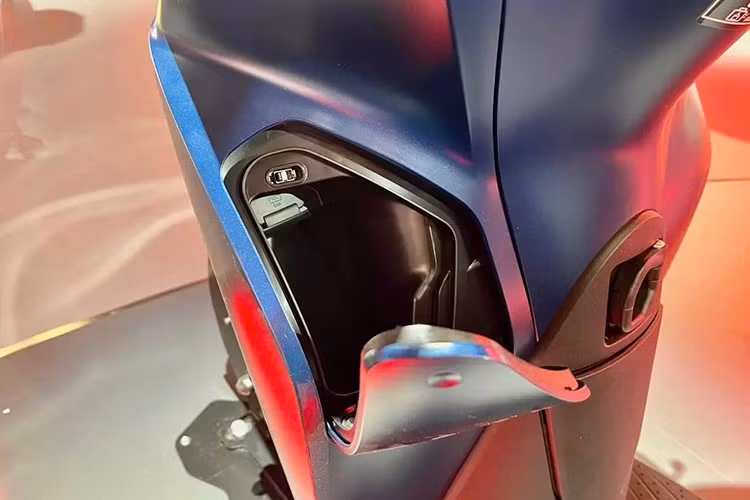 Khung xe với sàn để chân phẳng và bình xăng đặt thấp tiếp tục mang lại trọng tâm ổn định, cùng không gian chứa đồ 28 lít dưới yên. Xe sở hữu khối động cơ eSP+ 4 van trang bị hệ thống Start&amp;Stop đáp ứng tiêu chuẩn khí thải Euro 5+, cho hiệu suất mạnh mẽ nhưng vẫn tối ưu mức tiêu hao nhiên liệu.