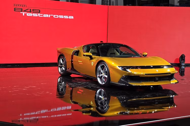 849 Testarossa được xem là thế hệ tiếp nối của SF90 Stradale – mẫu xe đã đóng vai trò quan trọng trong chiến lược hybrid của Ferrari từ năm 2019. Khác với SF90 vốn giới thiệu bản mui cứng trước rồi mới đến bản mui trần, Ferrari lần này ra mắt đồng thời hai biến thể: bản coupe Testarossa và bản mui trần Testarossa Spider.