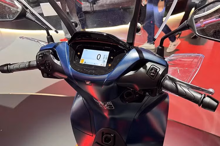 Một nâng cấp quan trọng là màn hình màu TFT 4,2 inch, hỗ trợ kết nối Honda RoadSync cho phép điều khiển gọi điện, nghe nhạc và dẫn đường trực tiếp từ các nút bấm trên tay lái. Cốp xe nay rộng rãi hơn, tích hợp cổng USB-C tiện dụng. Yên xe được thiết kế lại với lớp đệm êm ái, tối ưu sự thoải mái cả trong đô thị lẫn đường trường.