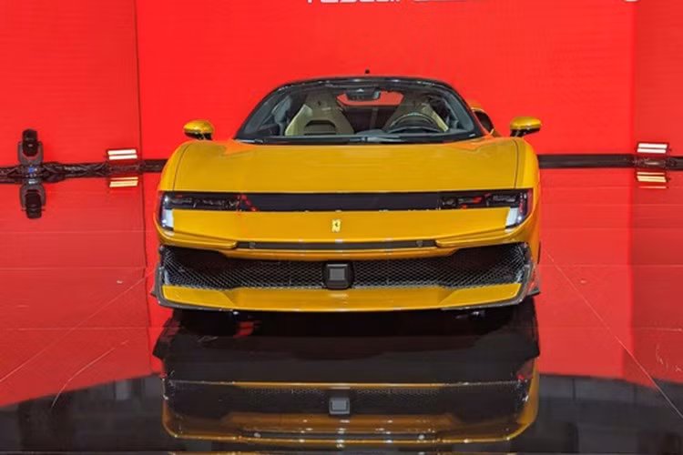 Tại thị trường Thái Lan, Ferrari 849 Testarossa bản Coupe có giá 41,1 triệu baht (33,5 tỷ đồng) và bản Spider 45,2 triệu baht (36,8 tỷ đồng). Ferrari 849 Testarossa dự kiến sẽ về Việt Nam cuối năm 2026 với số lượng hạn chế và mức giá chính hãng dự kiến cũng chỉ tương đương thị trường Thái Lan.