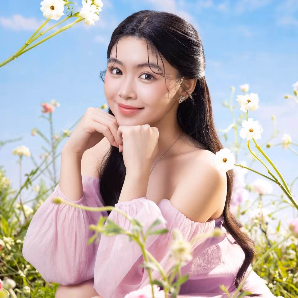 Nhiều người nhận định, Mai Thảo Linh không chỉ thừa hưởng nét đẹp từ cả bố và mẹ mà còn sở hữu khí chất riêng đầy cuốn hút.