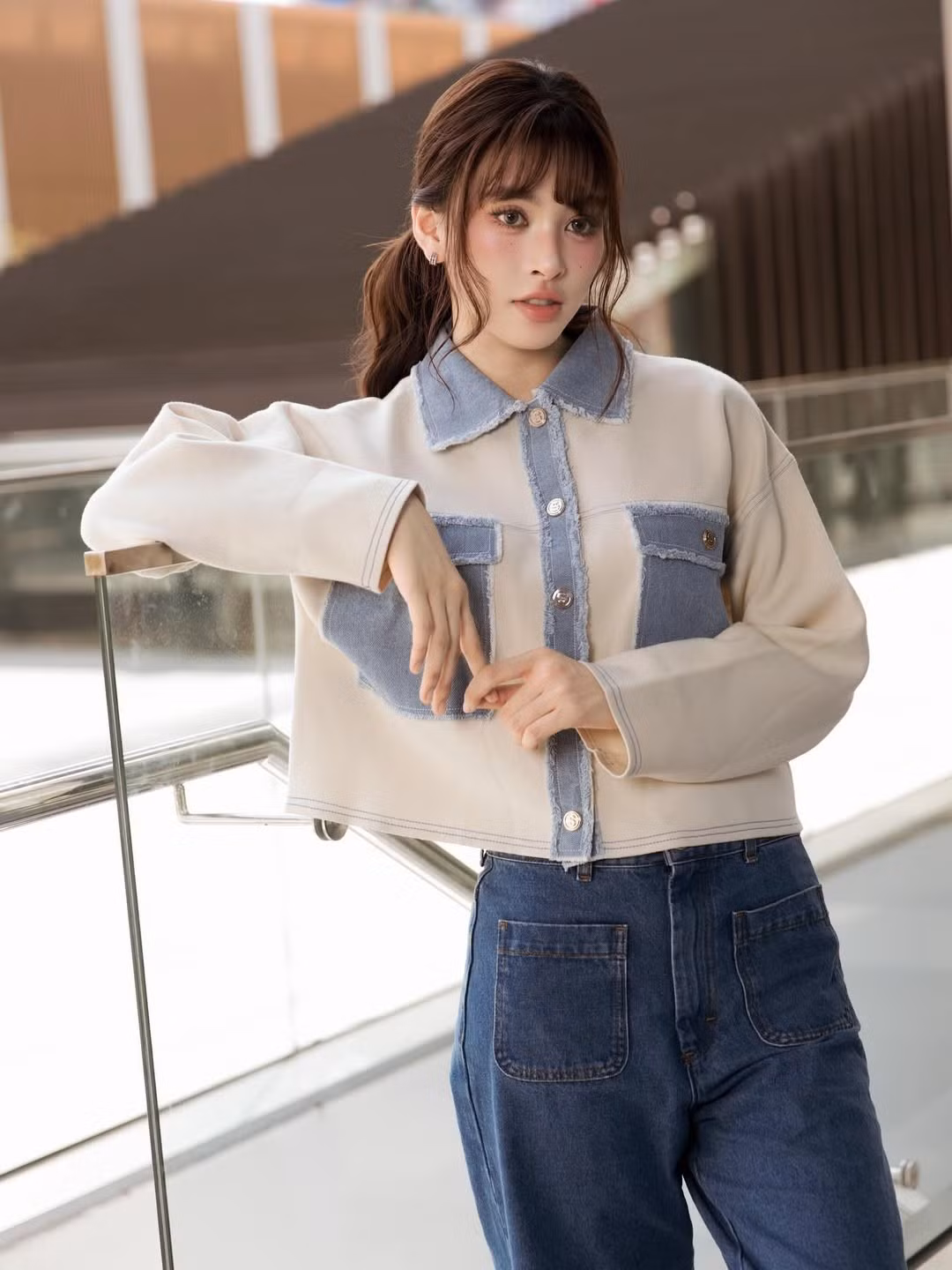 Dù chỉ là trang phục đời thường nhưng nàng hậu vẫn vô cùng nổi bật nhờ thần thái tự tin và phong thái thanh lịch.