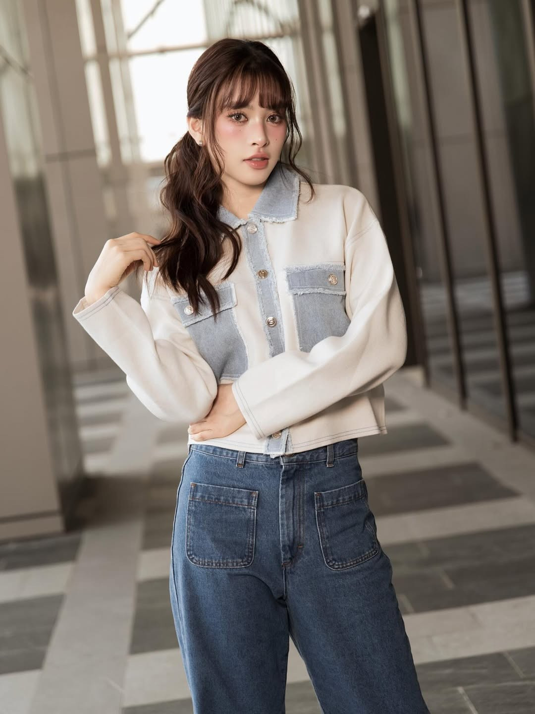 Dù lịch trình bận rộn, nàng hậu vẫn giữ hình ảnh tích cực, trong trẻo và chuyên nghiệp — điều khiến cô luôn là cái tên được công chúng yêu mến trong suốt nhiều năm qua.