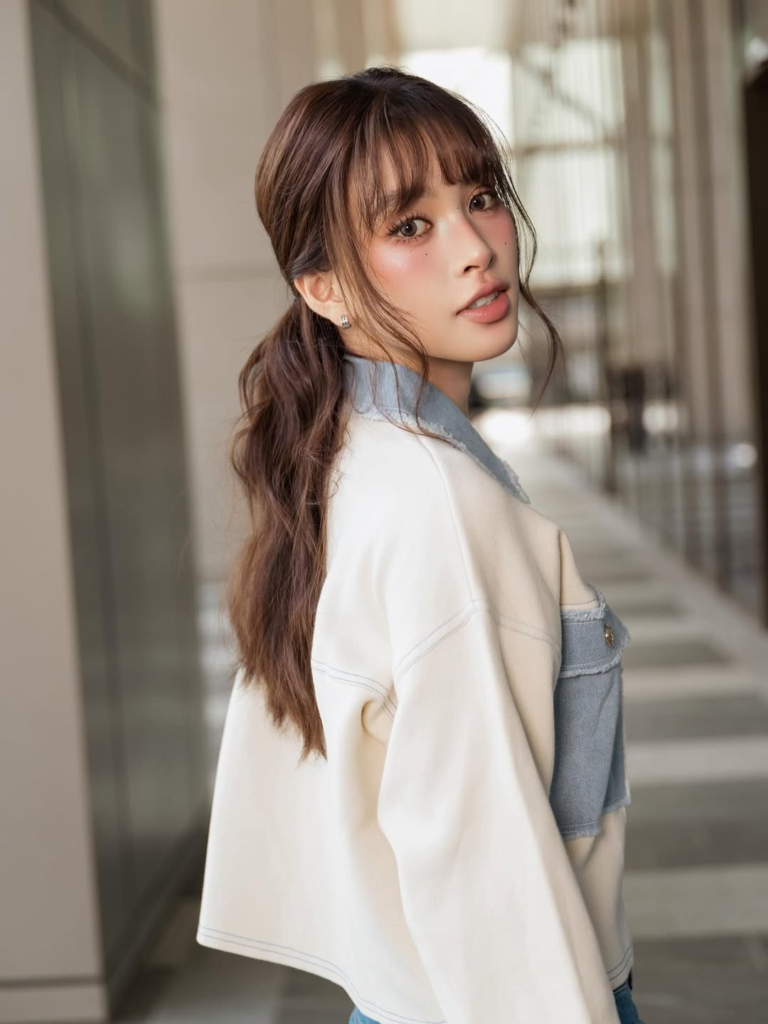 Nụ cười nhẹ, đôi môi chúm chím càng khiến Tiểu Vy thêm phần ngọt ngào.