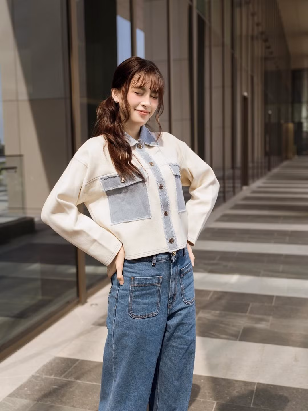 Cách tạo dáng nhẹ nhàng, đôi lúc là một cái nháy mắt tinh nghịch, đôi lúc là ánh nhìn xa xăm… tất cả đều mang sắc thái rất điện ảnh, rất "tiểu Vy" – vừa thanh tao vừa thu hút.