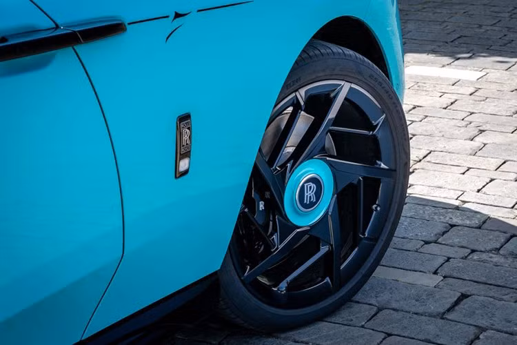 Các chi tiết trên xe được đặt tên theo một câu thơ miêu tả đầy chất thơ về màu sắc này trong một bài thơ thời Đường vào năm 800 sau Công nguyên." Phần thân trên được hoàn thiện với màu trắng Anh, và biểu tượng Silken Spirit xuất hiện trên cột C với màu tím Ningye.