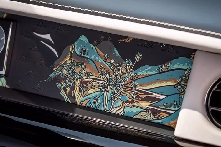 Rõ ràng, những "biểu hiện nghệ thuật giao thoa văn hóa" này được ủy quyền thông qua "văn phòng riêng" của Rolls-Royce tại Thượng Hải, vốn là "một không gian chỉ dành cho khách mời, nơi thương hiệu này chào đón những khách hàng muốn ủy quyền những chiếc xe cực kỳ phức tạp và mang tính cá nhân sâu sắc".