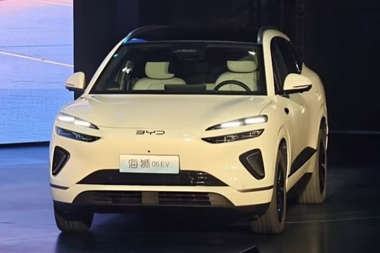 Dù sở hữu hai hệ truyền động khác nhau, Sealion 06 EV và Sealion 06 DM-i (PHEV) đều có chung ngôn ngữ thiết kế năng động của dòng Ocean. Xe gây ấn tượng với mặt trước kín tối ưu khí động học, cụm đèn pha hai tầng sắc sảo.