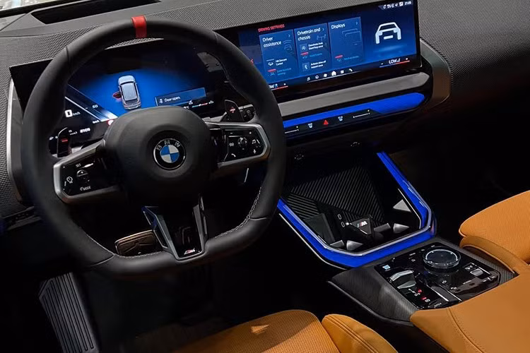 Khoang lái BMW X3 thế hệ thứ 4 được thiết kế tập trung vào người lái, nổi bật với màn hình cong BMW Curved Display, thanh cảm ứng BMW Interaction Bar, vô lăng thể thao thiết kế mới và lẫy chuyển số. Hệ thống đèn nội thất độc đáo được bố trí ở bệ điều khiển, ốp cửa, và đèn viền hiển thị hiệu ứng “Chào mừng” và “Tạm biệt”.