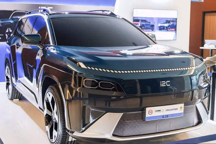 Tại Triển lãm Ô tô Quốc tế Indonesia (GIIAS) 2025 hiện đang diễn ra, mẫu ôtô điện được mệnh danh "xe quốc dân" i2C đã ra mắt dưới dạng mô hình đất sét tỉ lệ 1:1. Tên gọi của mẫu xe này được viết tắt từ cụm "Indonesian Indigenous Car” (tạm dịch: Xe bản địa Indonesia).