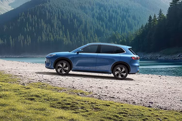 Trong khi đó, cụm pin 60,22 kWh cũ giờ đã trở thành tùy chọn cơ bản của Geely EX5 2026. Cụm pin này vẫn giữ nguyên phạm vi di chuyển 530 km theo tiêu chuẩn CLTC hoặc 410 km theo tiêu chuẩn WLTP.