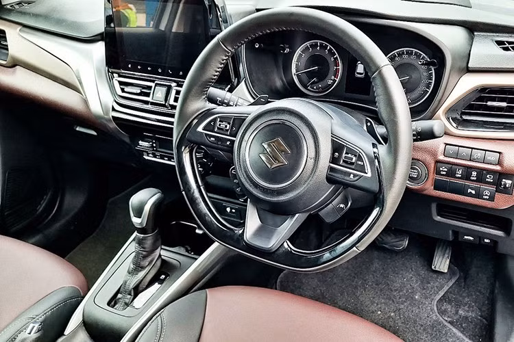 Xe có hai tùy chọn động cơ. Trong đó, phiên bản GL sử dụng máy xăng K15B 1.5L hút khí tự nhiên, cho công suất 103 mã lực và mô-men xoắn 138 Nm, đi kèm hộp số sàn 5 cấp hoặc tự động 4 cấp.