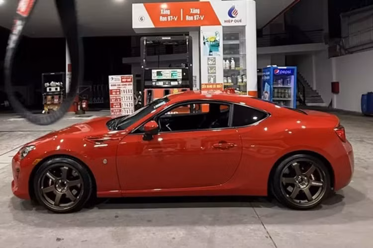 Chiếc xe Toyota 86 này được ông Nguyễn Quốc Cường hay còn gọi là Cường Đô la nhanh tay chốt đơn vào tháng 2 đầu năm nay, khi đó, chiếc xe thể thao Toyota 86 số sàn chỉ mới chạy 680 miles, tương đương 1.095 km, và chỉ mới được rao bán đúng 1 tiếng đã có người chốt.