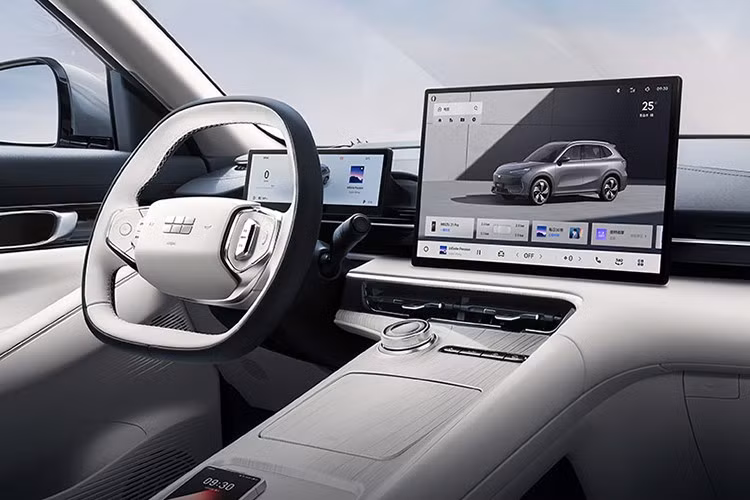 Geely EX5 là một chiếc SUV nhỏ gọn hướng đến khả năng di chuyển trong đô thị. Kích thước của xe Dài x Rộng x Cao lần lượt là 4.615 x 1.901 x 1.670(mm), chiều dài cơ sở: 2.750mm.