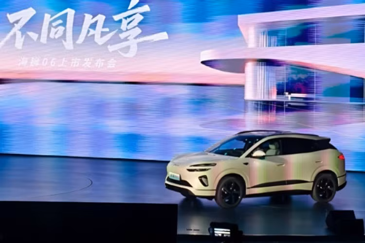 BYD chính thức trình làng mẫu SUV cỡ trung Sealion 06 phiên bản mới tại thị trường quê nhà Trung Quốc, mẫu xe này thuộc dòng sản phẩm Ocean với hai tùy chọn hệ truyền động thuần điện (EV) và hybrid sạc điện (PHEV).