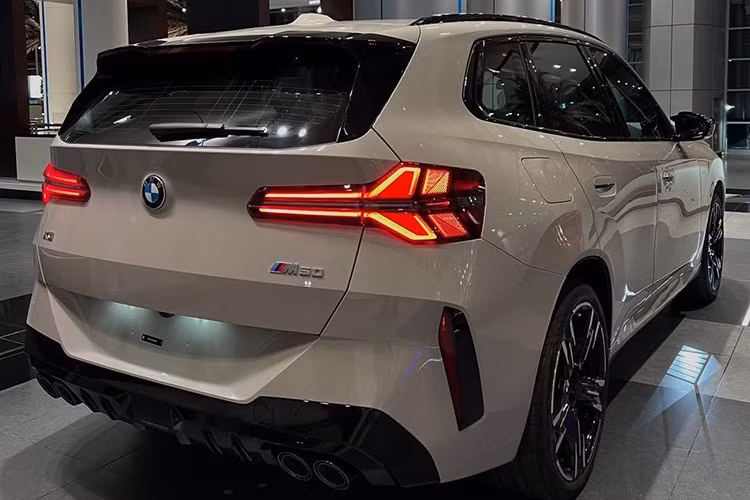 BMW X3 thế hệ mới sở hữu ngôn ngữ thiết kế tối giản. Ngoại thất được thiết kế với các đường nét sắc sảo, mang lại cảm giác liền mạch. Xe được nâng cấp với tỷ lệ thiết kế mới, dài hơn 34mm (4.755mm), rộng hơn 29mm (1.920 mm), thấp hơn 25mm (1.660mm), tối ưu tính khí động học.