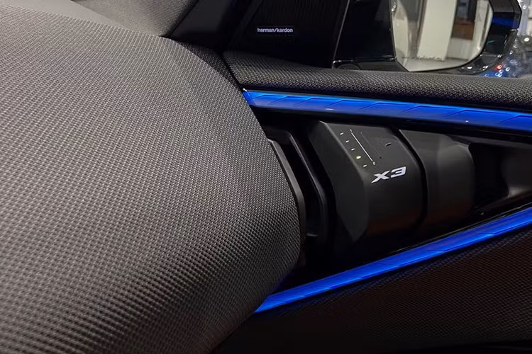 Xe còn được trang bị khay để đồ tích hợp sạc không dây, kết nối Bluetooth, USB-C, ổ cắm điện 12V ở bảng điều khiển và khoang hành lý tiện dụng. Ghế ngồi được bố trí rộng rãi, linh hoạt với chức năng chỉnh điện và được bọc da Veganza cao cấp. Dung tích khoang hành lý có thể mở rộng từ 570 lít lên đến 1.700 lít.