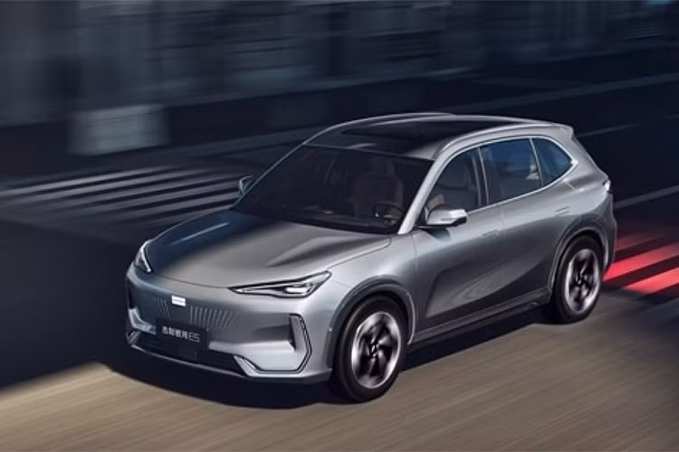 Trong khi đó, phiên bản cũ của mẫu xe điện Trung Quốc này được bán tại Việt Nam với giá từ 771 triệu đồng. Giá niêm yết của “tân binh” Geely EX5 đang cao hơn đối thủ trực tiếp là BYD Atto 3 (766-886 triệu đồng).