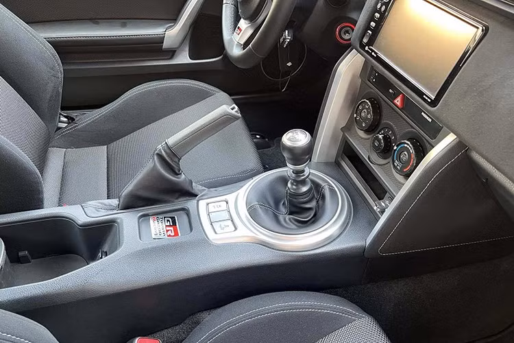 Tiếp đến là bộ phuộc Ohlins Road &amp; Track và sau cùng là dàn pháo Tomei từ chất liệu titanium (bao gồm cả header titan) giúp chiếc xe có tiếng thở ấn tượng hơn mỗi khi tăng tốc. Ở khoang máy, bộ ốp máy carbon của hãng Armaspeed cũng được thêm vào.