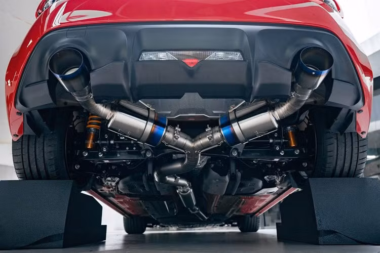 Bản nâng cấp giữa vòng đời này của Toyota 86 gồm một số tinh chỉnh nhẹ về thiết kế như cản trước, khuếch tán gió sau, thiết kế cụm đèn trước và sau... Xe được trang bị bộ mâm đúc hợp kim kích thước 17 inch, mang thiết kế 10 chấu tương phản giữa xám Gun Metal Grey và mạ chrome sáng.