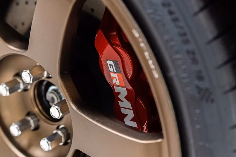 Sau 3 tháng về tay của Cường Đô la, chiếc xe Toyota 86 đã được anh bỏ hàng trăm triệu đồng để nâng cấp rất nhiều đồ chơi nhằm mang đến cảm giác lái xe thú vị nhất. Đầu tiên là bộ mâm Rays TE37 S-Plus có kích thước 18 inch.