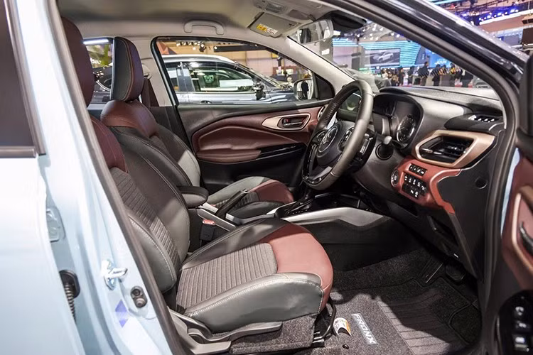 Bản GX bổ sung nhiều tiện nghi như: điều hòa tự động, màn hình giải trí 9 inch, vô lăng bọc da, màn hình hiển thị đa thông tin 4,2 inch, kiểm soát hành trình, lẫy chuyển số (bản AT) và hệ thống âm thanh 6 loa. Bản SGX cao cấp nhất gây chú ý với các trang bị như: đèn hậu LED, ghế da tổng hợp, sạc không dây, cánh gió thể thao.