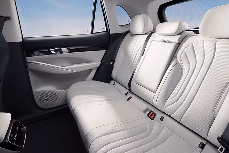 Phiên bản tiêu chuẩn được trang bị màn hình 15.4 inch chạy hệ điều hành Flyme Auto OS, 06 loa và hệ thống camera quan sát xung quanh. Phiên bản cao cấp nhất được trang bị hệ thống hỗ trợ lái xe tiên tiến L2 ADAS, ghế trước có chức năng massage, sưởi ấm, thông gió, màn hình hiển thị trên kính lái (HUD) và 16 loa Flyme Sound.