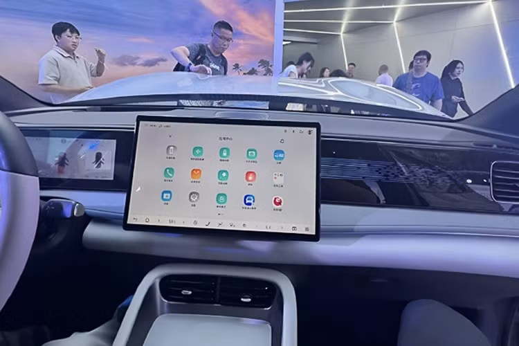 Không gian hàng ghế sau rộng rãi với khoảng để chân và hông 1.480mm, cốp trước 142L và cốp sau lên tới 757L, có thể mở rộng thành 1.630L khi gập hàng ghế thứ hai.