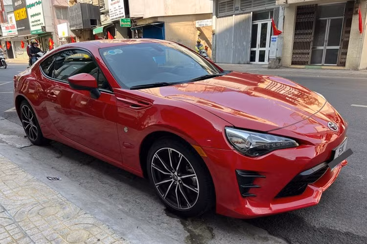 Trái tim của Toyota 86 là khối động cơ FA20 I4 phun nhiên liệu trực tiếp, dung tích 2.0 lít, sản sinh 204 mã lực ở tua máy 7.000 vòng/phút và mô-men xoắn cực đại 212 Nm ở tua máy 6.400 – 6.800 vòng/phút, truyền tới bánh sau thông qua một hộp số sàn 6 cấp. Xe có khả năng tăng tốc từ 0 lên 100 km/h trong 7,6 giây.
