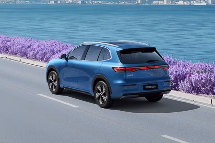 Trong khi đó, cụm pin nhỏ nhất có dung lượng 49,52 kWh với phạm vi di chuyển 440 km theo tiêu chuẩn CLTC và 345 km theo tiêu chuẩn WLTP đã bị loại bỏ khỏi danh mục trang bị của xe. Cả hai cụm pin của Geely EX5 2026 đều hỗ trợ sạc nhanh DC với thời gian sạc từ 30% lên 80% chỉ trong 20 phút.