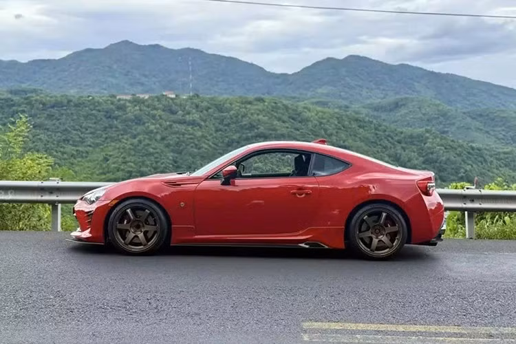 Chiếc xe Toyota 86 của Cường Đô la đã được tay chơi này chi hàng trăm triệu đồng để nâng cấp ống xả, phuộc, mâm và nhiều thứ khác. Cì thế, Cường Đô la cần có 1 hành trình đủ dài để trải nghiệm xe xem có cần điều chỉnh gì không.