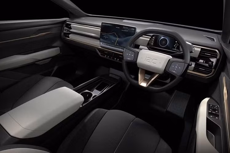 Với sức mạnh này, i2C có khả năng tăng tốc từ 0-100 km/h trong khoảng 9,1 giây và đạt tốc độ tối đa 200 km/h. Hệ thống sạc nhanh DC hỗ trợ công suất tối đa 150 kW, trong khi sạc AC đạt 11 kW, giúp rút ngắn đáng kể thời gian sạc cho người dùng.