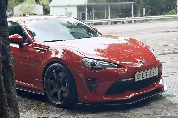 Và khi đến địa phận Phú Yên, Cường Đô la chọn đèo Cả, thay vì đi cao tốc và hầm, việc đi đèo sẽ giúp anh trải nghiệm chân thật nhất về mẫu xe Toyota 86 số sàn của mình.