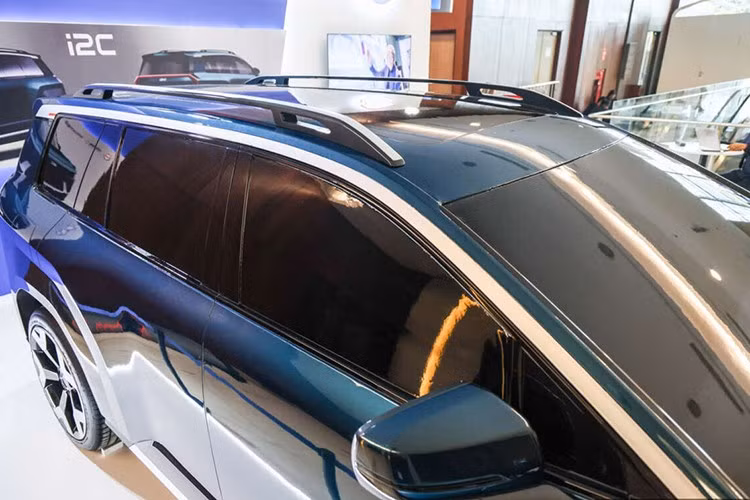 Xe vận hành bằng mô-tơ điện đặt phía sau, cung cấp công suất tối đa 204 mã lực và mô-men xoắn cực đại 310 Nm, tương đương mẫu BYD Atto 3.