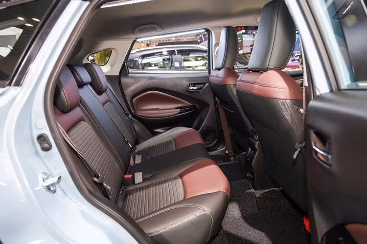 Đáng chú ý, bản SGX cao cấp nhất còn sở hữu gói công nghệ hỗ trợ lái nâng cao ADAS gồm: camera 360 độ, giữ làn đường, cảnh báo chệch làn, cảnh báo điểm mù, cảnh báo phương tiện cắt ngang phía sau, đèn pha tự động, màn hình HUD và hệ thống phanh tự động DSBS II.