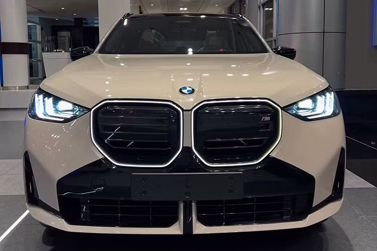 Phần đầu xe nổi bật với lưới tản nhiệt hình “quả thận” cỡ lớn được đặt thẳng đứng. Lưới tản nhiệt được làm mới với các nan dọc và chéo đan xen. Hệ thống đèn viền BMW Iconic Glow gia tăng nhận diện cho lưới tản nhiệt. Cụm đèn pha LED thích ứng được thiết kế mới với đồ họa ánh sáng chữ L xếp tầng, đảm nhiệm vai trò đèn chiếu ban ngày, đèn định vị và đèn báo rẽ.