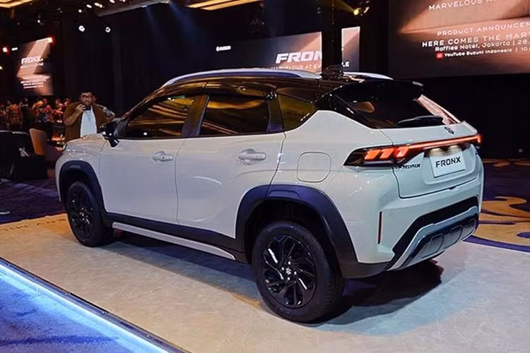 Xe có bán kính quay đầu chỉ 4,8 mét, phù hợp với nhu cầu di chuyển linh hoạt trong đô thị. Khi ra mắt tại Việt Nam, Suzuki Fronx sẽ gia nhập cuộc cạnh tranh cùng các đối thủ như Toyota Raize, Kia Sonet và Hyundai Venue.