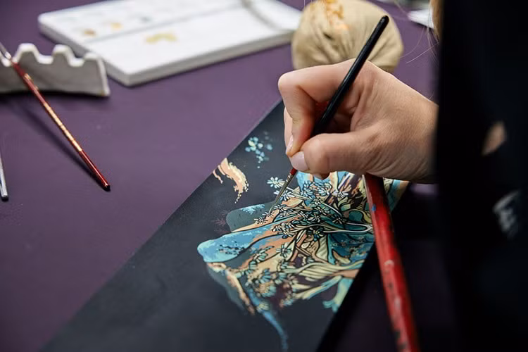 "Lấy cảm hứng từ màu sắc, hình khối và biểu tượng của chúng, chúng tôi đã tái hiện những chủ đề này thông qua các chi tiết vẽ tay và các tính năng Bespoke được tuyển chọn kỹ lưỡng – một sự tri ân ý nghĩa, phản ánh cuộc đối thoại sáng tạo của Rolls-Royce với Trung Quốc theo phong cách trẻ trung và hiện đại", nhà thiết kế Rolls-Royce giải thích.