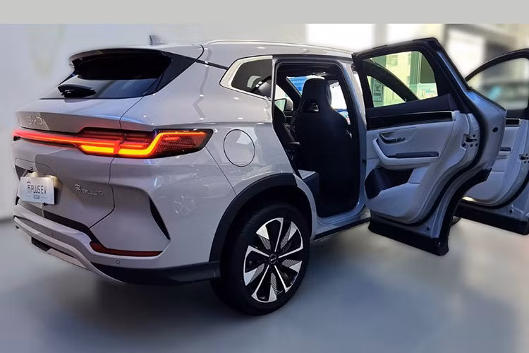 Xe được trang bị hệ thống treo trước MacPherson và sau đa liên kết, tích hợp công nghệ giảm chấn thông minh DiSus-C. Về trang bị an toàn, Sealion 06 sở hữu 7 túi khí, hơn 30 tính năng hỗ trợ lái nâng cao, hệ thống DiPilot 100, hỗ trợ NOA trên cao tốc, khóa thông minh NFC và điều khiển xe từ xa qua smartphone.