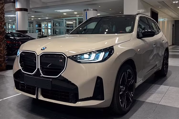 BMW X3 2025 được ra mắt Việt Nam vào đầu tháng 6 vừa qua với 2 phiên bản là X3 20 xDrive và X3 20 xDrive M Sport. Ở thời điểm đó mức giá của 2 phiên bản này được công bố lần lượt là 2,279 và 2,629 tỷ đồng. Tuy nhiên hiện THACO BMW đã tăng giá của X3 thế hệ mới thêm 20 triệu đồng, bù lại xe có thêm cảnh báo điểm mù.
