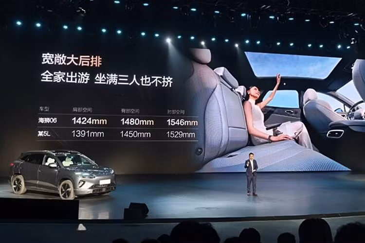 Phiên bản EV được phát triển trên nền tảng e-Platform 3.0 Evo, hỗ trợ sạc nhanh 800V. Phiên bản thuần điện EV có ba cấu hình: hai bản dẫn động cầu trước với công suất 227 và 241 mã lực, cùng bản AWD hai mô-tơ (147 mã lực trước, 241 mã lực sau). Dung lượng pin từ 65,28 kWh đến 78,72 kWh, cho tầm hoạt động từ 520 đến 605 km.